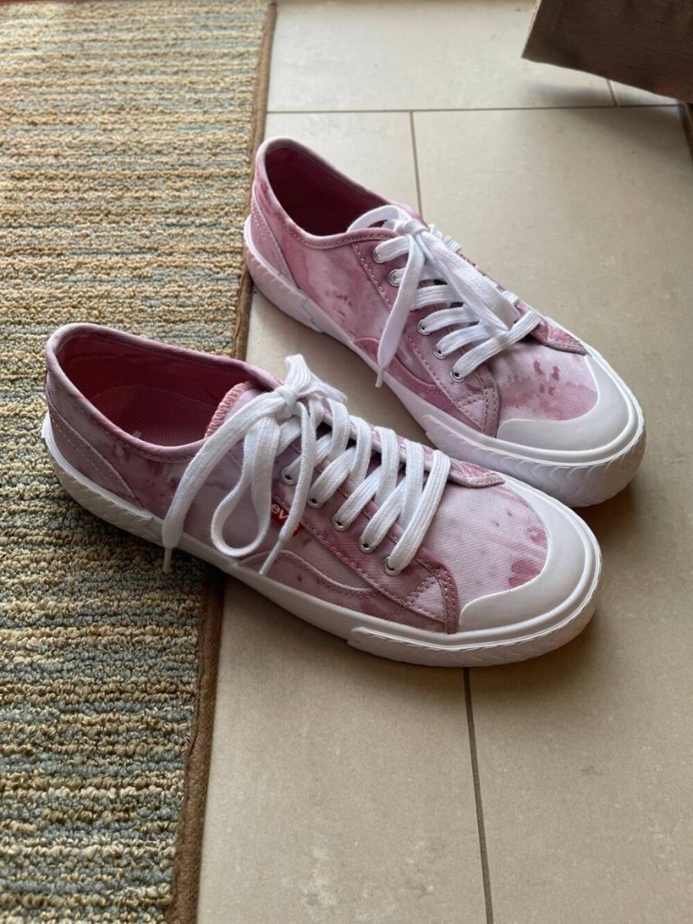NEW Levi's Canvas Rubber Sole Pink Women Sneakers Size 6